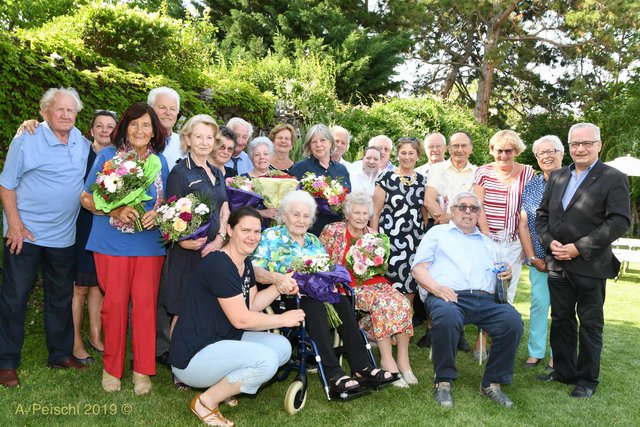 Werner Wandl, Michaela Köck, Erika Wandl, Heinz und Ingrid Haberfellner, Emilie Wawra, Wilhelm und Magda Carhaun, Elfriede Geiger, Marianne und Herbert Hofer, Werner Schneedörfler, Rudolf Sperker, Inge Enzenberger, GR Klaus Tremmel, Franz Enzenberger, Gertrude Grill, GR Helga Dworan und Bürgermeister Ferdinand Köck.
Sitzend: Bettina Nöbauer-Riesner, Maria Riesner, Maria Stüber und Gustav Grill.