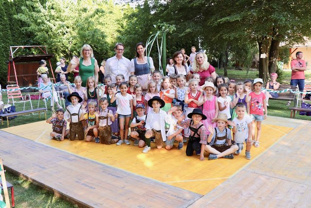 Die Kinder und die Pädagogen des Kindergartens 2 feierten mit Bgm. Marcus Martschitsch ein zünftiges „Steirerfest“.