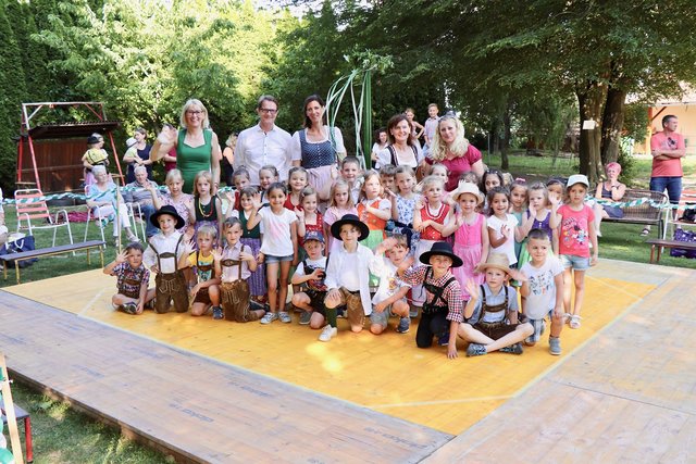 Die Kinder und die Pädagogen des Kindergartens 2 feierten mit Bgm. Marcus Martschitsch ein zünftiges „Steirerfest“. | Foto: Alfred Mayer