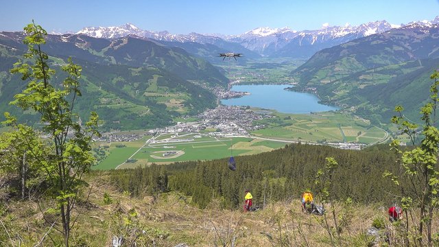 Lastendrohnenflug vor Bergpanorama im Pinzgau | Foto: Ionica / Studio Kopfsache