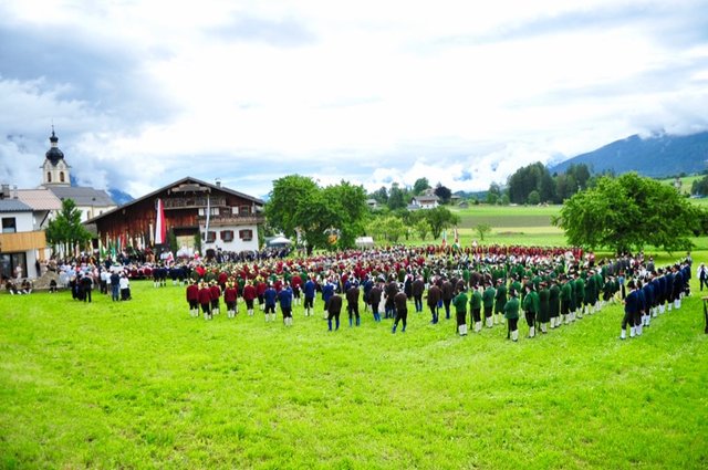 Großartiger Schützenaufmarsch bei der Feldmesse in wunderbarer Umgebung. | Foto: Hassl