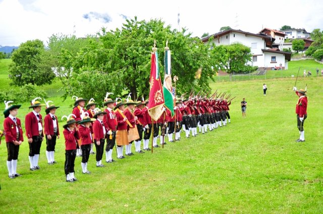 Für die Ehrensalven sorgte die Schützenkompanie Inzing. | Foto: Hassl