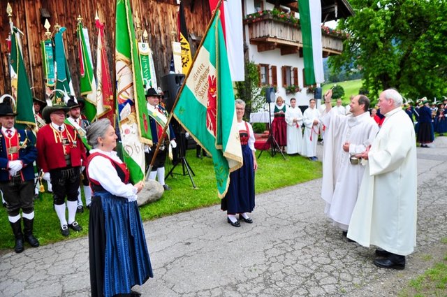 Einer der Höhepunkte des Festes: Segnung der neuen Fahnen in Anwesenheit der Patinnen Isabella Mair (li,) und Evi Mair. | Foto: Hassl