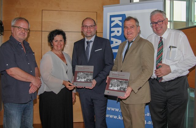 Graphiker Walter Fritz, Vbgm. Margarete Sitz, Dr. Werner Sulzgruber, LA Franz Dinhobl, Robert Ivancich (Kralverlag) | Foto: Kreska