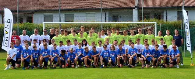 Die erfolgreichen Mannschaften U12, U15 und U17 der Spielgemeinschaft ATuS Niklasdorf/Proleb mit Trainern und Funktionären.