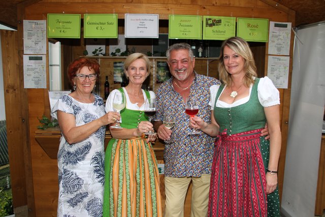 Wein-Amt: Dorli und Toni Havranek, Alexandra, Sigrid.