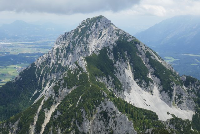 Die formschöne Pyramide des Hochstaufen - hier von der Westseite (Zenokopf) aus gesehen. Der Weg durch die Nordflanke ist bei genauem Hinsehen gut erkennbar.  | Foto: Thomas Neuhold