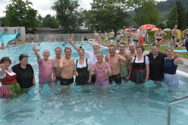 Mit einem Sprung ins Wasser wurde das Freibad Anger durch LH Stv. Michael Schickhofer (5.v.l.) und Bürgermeister Hubert Höfler (8.v.l.) eingeweiht.