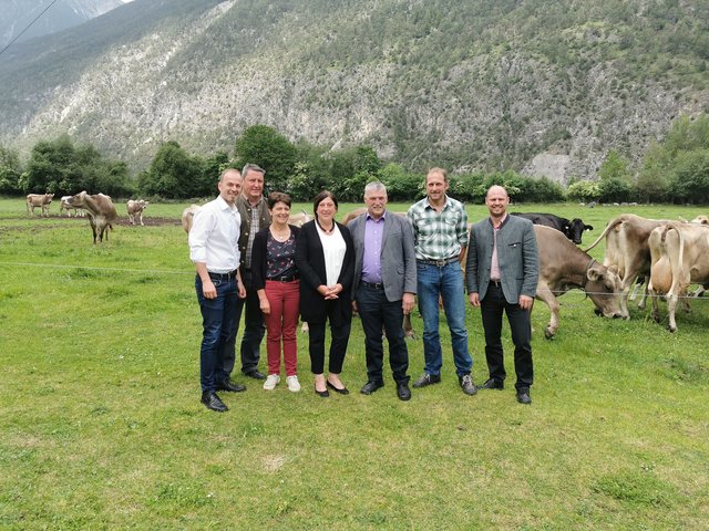 Gruppenfoto am Schneggahof v. li.: LK-Präsident Josef Hechenberger, Bezirksstellenleiter Otmar Juen, LK-Vizepräsidentin Helga Brunschmid, Bezirksbäuerin Renate Dengg, Bezirksobmann Rudolf Köll, Bauer Gabriel Schnegg, Landwirtschaftskammer Direktor Ferdinand Grüner | Foto: LK-Tirol