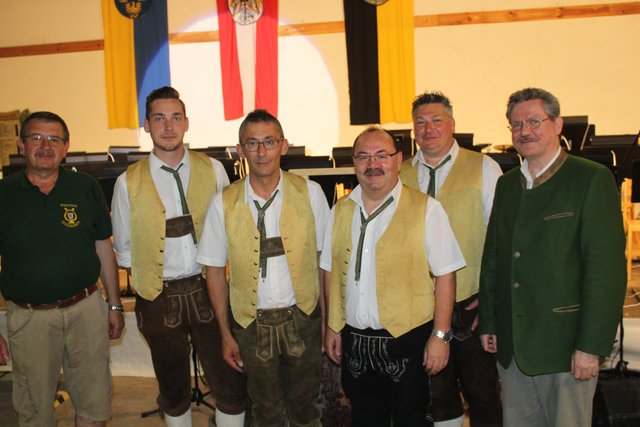 waren nach dem Konzert sehr zufrieden (und erschöpft) : Thomas Zawinul, Robert Dick jun., Karl Landrichter, Kapellmeister Leopold Rohrer, Obmann Hubert Hofstetter und Reinhold Novotny (v.l.n.r)
