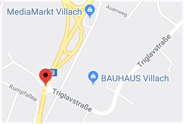 Sinnloser Strau auf dieser Kreuzung in Villach, der mit wenig Aufwand beseitigt werden könnte.