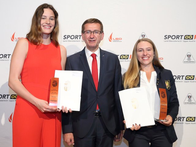 Franziska Ruttenstock (links) und Katharina Mühlbauer (rechts) bei der Verleihung des Sportehrenzeichens in Bronze