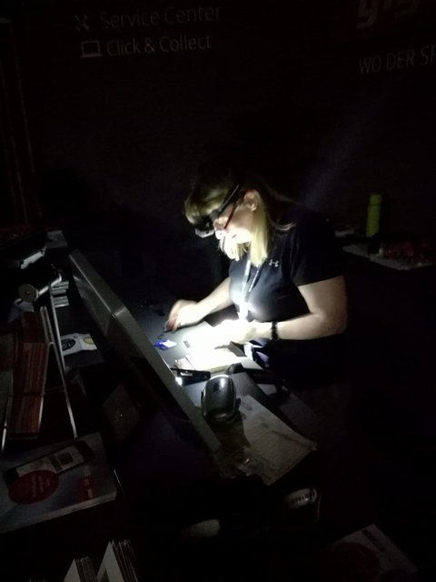 Die Mitarbeiterinnen von Gigasport arbeiteten mit Stirnlampen wegen des Stromausfalls.