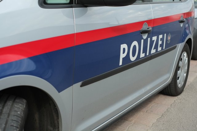 Wer hat den tragischen Verkehrsunfall in der Nacht von gestern auf heute in Hausleiten beobachtet? Polizei bittet um sachdienliche Hinweise.