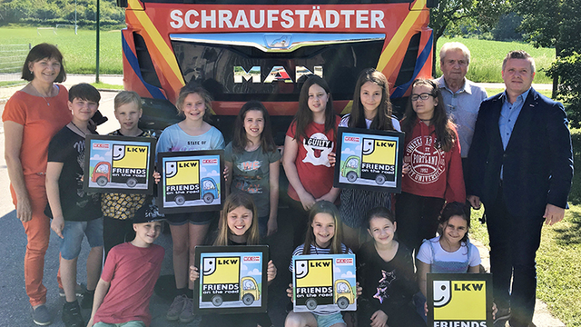 Volksschul-Direktorin Doris Lipkovich, Transportunternehmer Kurt Schraufstädter und Bernhard Dillhof mit den Kindern der 3. und 4. Klasse Volksschule Klingenbach.