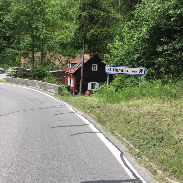 Bei der Wartinger-Kehre passierte am Montag ein Motorradunfall.