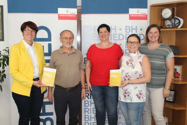 Bezirkshauptfrau Yvonne Weidenholzer, Gerhard Obermair, Ingrid Eisner, Melanie Reitinger und Heidemarie Schachinger.