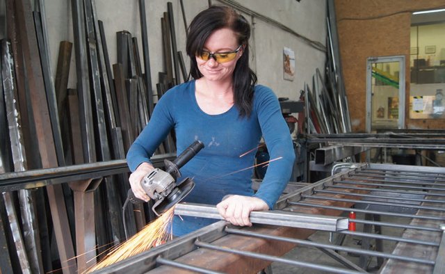 Schweißen, löten, schleifen: Sabrina gefällt die Abwechslung in ihrem neuen Beruf als Metallbearbeiterin.