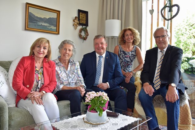 Das Modell des Betreuten Wohnens hat sich in Mils bereits bewährt und wird ab 1. Juli zusätzlich gefördert: Von links Wohnbaulandesrätin Beate Palfrader, Bewohnerin Anna Pitterl, Pflegelandesrat Bernhard Tilg, Betreuerin Ursula Posch-Eliskases, Bgm Peter Hanser.  | Foto: Land Tirol/Schwarz