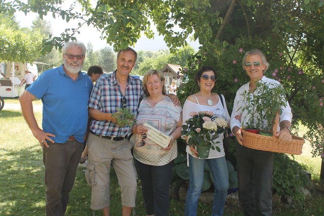 Auf der Suche nach neuen Pflanzen: Michael, Renate, Inge, Ulrich mit Gärtner Harald Lakonig (links)