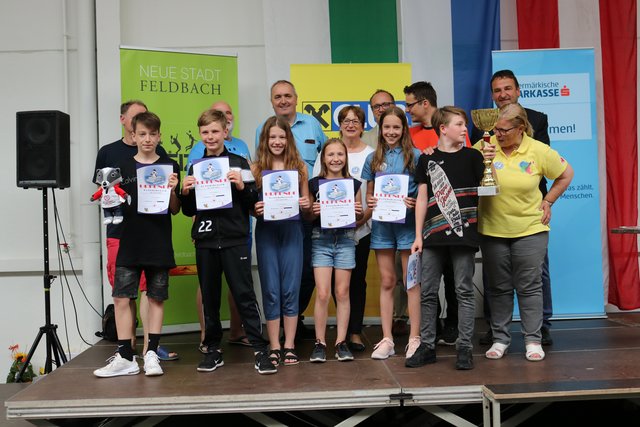 Die stolzen Tagessieger des Pinguin-Cups: die Staffel I der Volksschule II Feldbach.