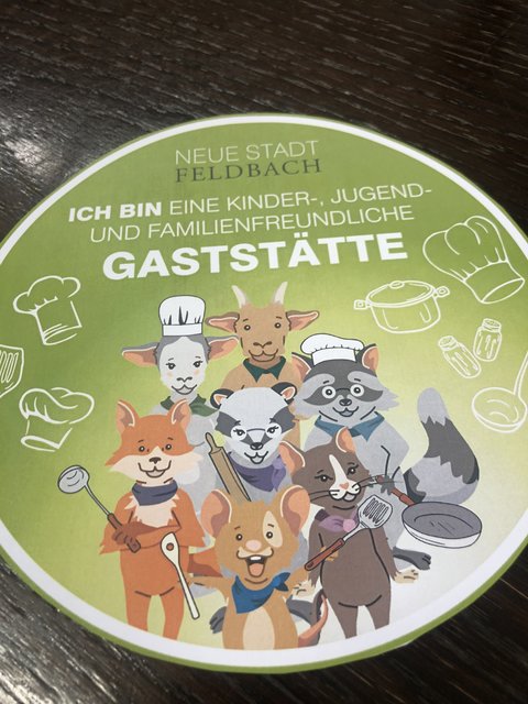 Ein Aufkleber weist auf Kinderfreundlichkeit hin.