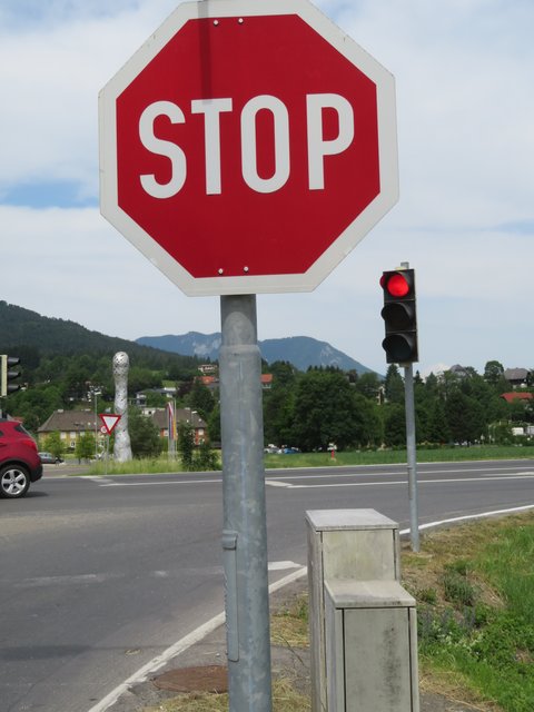 Diese Verkehrsampel sollte ohne viel Aufwand durch ein Verkehrszeichen "Vorrang geben" ersetzt werden.
