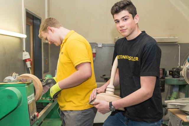 Schüler arbeiten mit Freude in den Werkstätten um mit Maschinen und Werkzeug umgehen zu lernen.