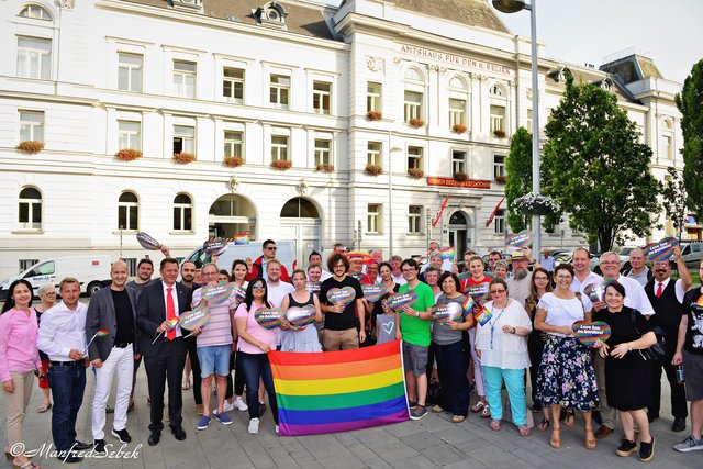 Die JG-Simmering wollen eine Regenbogenfahne vor dem Bezirksamt Simmering sehen.