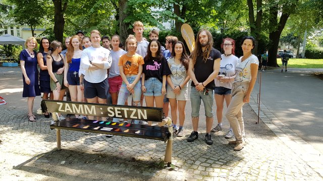 Bezirksvorsteherin Silke Kobald und die Direktorin des Bundesgymnasiums (BG) Fichtnergasse Ulrike Reh-Altenaichinger; Schülerinnen und Schüler der 7. Klassen; (ganz rechts) Professorin Elisabeth Tolloy, dazwischen eine Schülerin, 3.v.r. Nicc vom Streetwork Hietzing Team