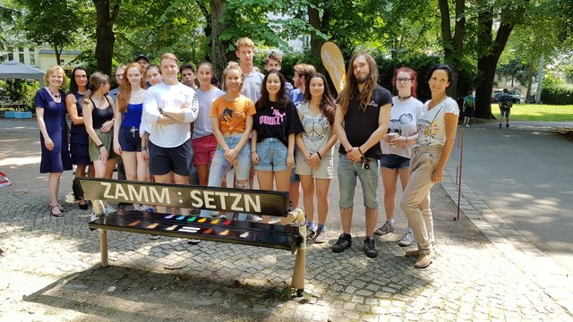 Bezirksvorsteherin Silke Kobald und die Direktorin des Bundesgymnasiums (BG) Fichtnergasse Ulrike Reh-Altenaichinger; Schülerinnen und Schüler der 7. Klassen; (ganz rechts) Professorin Elisabeth Tolloy, dazwischen eine Schülerin, 3.v.r. Nicc vom Streetwork Hietzing Team
 | Foto: BV13