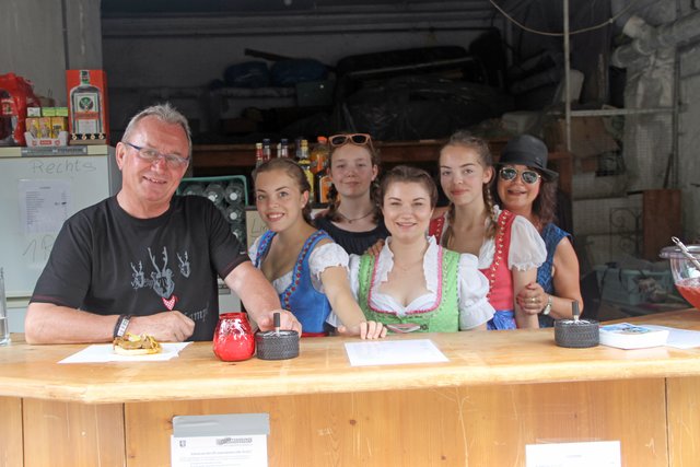 Mike, Kathi, Steffi, Viki, Franzi und Karin hatten nur kurz vor Beginn des Kellergassenfestes Zeit für ein gemeinsames Foto.