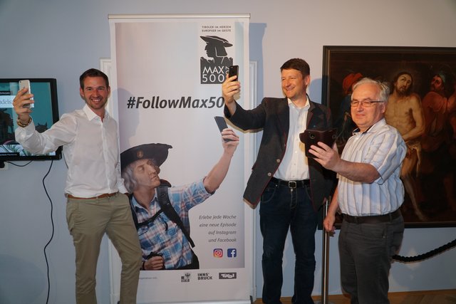 Manuel Lampe (Agentur fundus), Ronald Petrini (Naturparkregion Reutte) und Klaus Wankmiller (Museum Grünes Haus) finden Gefallen an der neuen App. | Foto: Reichel