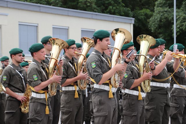 Als Zeichen der Wertschätzung für Maximilian Trares spielte die Militärmusik zum Festakt die Zapfenstreichfanfare. | Foto: Edith Ertl