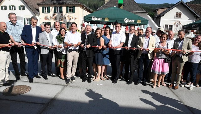 Alle waren eingeladen, das Band zur offiziellen Innenstadteröffnung gemeinsam durchzuschneiden.