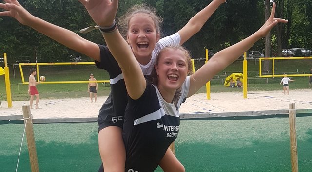 Anna-Marie Ticha und Leonie Schild freuten sich über den Titel.