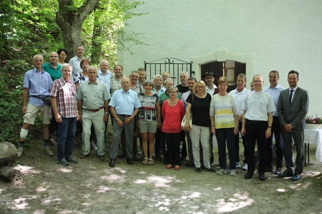 Die Sponsoren und freiwilligen Helfer vor der renovierten Dreifaltigkeitskapelle in Leithaprodersdorf.
