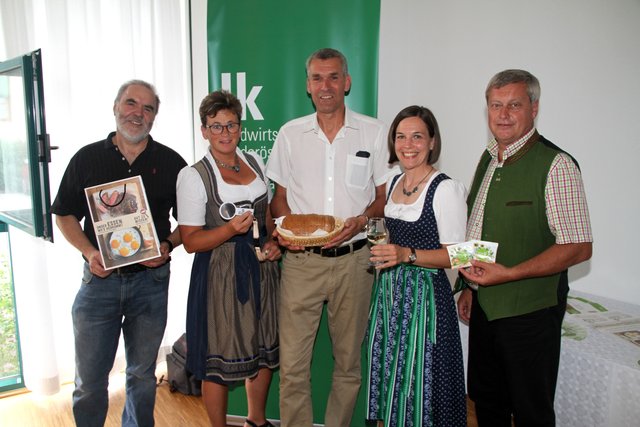 Bezirksbauernkammer-Obmann Hermann Dam (rechts) bat bäuerliche Direktvermarkter und Buschenschänker zur Diskussion.