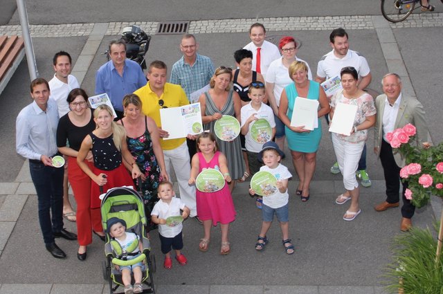 Die kinderfreundlichen Gastwirte nahmen ihre Urkunden aus den Händen von Josef Ober und Christian Ortauf entgegen.