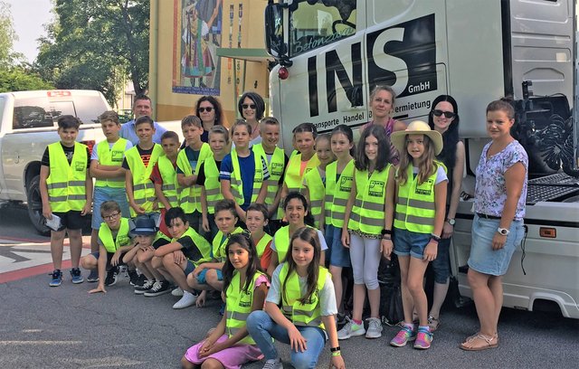 Bernhard Dillhof und Transportunternehmerin Nicole Schneider mit den Klassenlehrerinnen und Kindern der 4. Klassen Volksschule Hornstein.