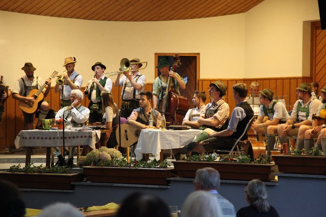 Rund 300 Gäste besuchten die Benefizveranstaltung zugunsten des Hilfswerks - sie unterstützen mit ihrem Eintritt Menschen mit Demenz im Pinzgau. | Foto: Hilfswerk