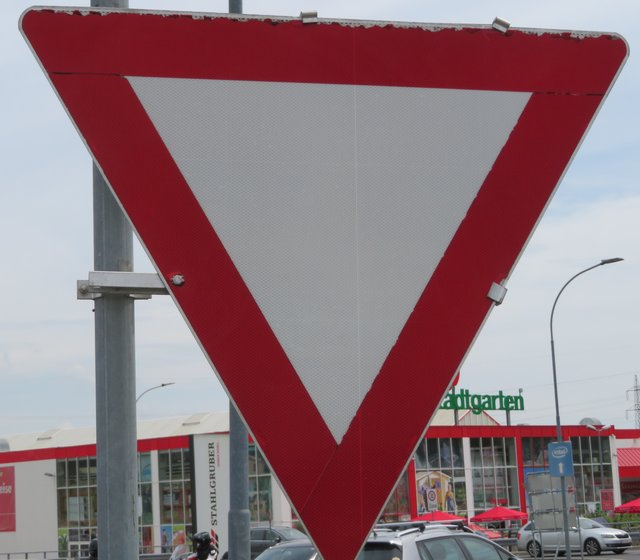 Das ist so ein Verkehrszeichen, welches den Verkehr aus der Triglavstraße für Rechtsabbieger bedeutend flüssiger machen würde.