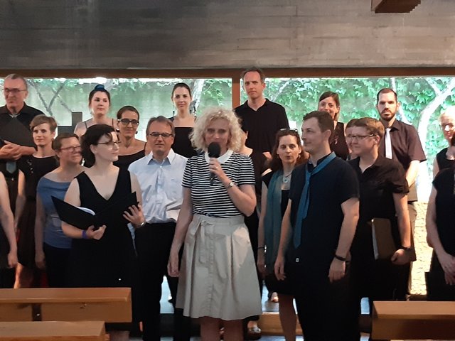 Pfarramtskandidatin Claudia Schörner nahm die Begrüßung des Chors und der Zuhörerinnen und Zuhörer namens der Glaubenskirche vor
