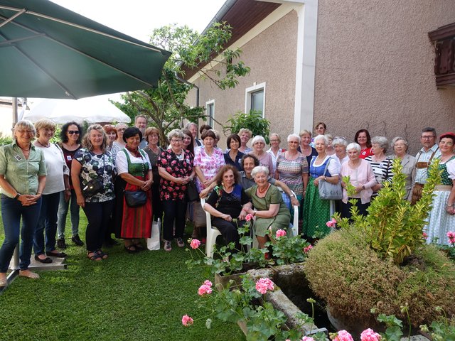 Goldhaubenfrauen und Interessierte beim Tag im Zeichen der Krippen.