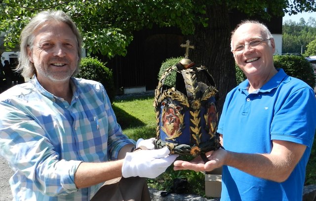 Adolf Brunnthaler (li.) übergibt die Losensteiner Nagelschmiedkrone an Obmann Bernhard Karrer. | Foto: Silber