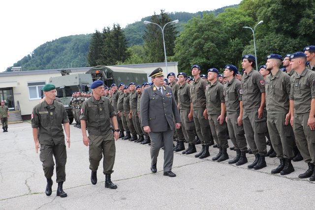 Maximilian Trares (Mitte) beim Abschreiten der Fron mit seinem Nachfolger Jörg Stopka (links) und dem militärisch Ranghöchsten Generalmajor Alexander Platzer. | Foto: Edith Ertl