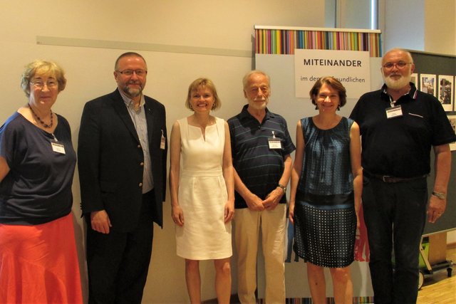 Bezirksvorsteherin Silke Kobald mit einem Teil des Teams der Erinnerungsbesuche:
vlnr: Gunvor Sramek, P. Friedrich Prassl SJ, Silke Kobald, Heinrich Pesendorfer, Petra Rösler, Klaus Daubeck