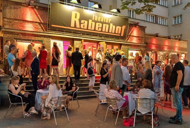 Ein voller Theatersaal lachte gemeinsam für den Tierschutz.