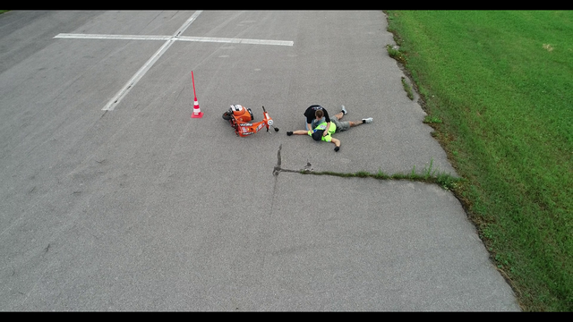 Glück im Unglück hatte Günter Schachermayr bei seinem aktuellsten Weltrekordversuch – 279 Meter mit verbunden Augen im Slalom-Parcours am Hinterrad mit einer Vespa. | Foto: Ernst Brunner