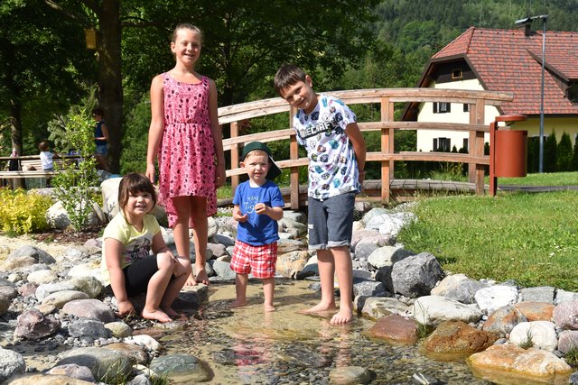 Leonie, Daniela, Leon und Tobias von der Volksschule Mühldorf sowie der Spielgruppe Mühlenzwerge haben ihre Freude im Park mit Bachlauf | Foto: Niedermüller